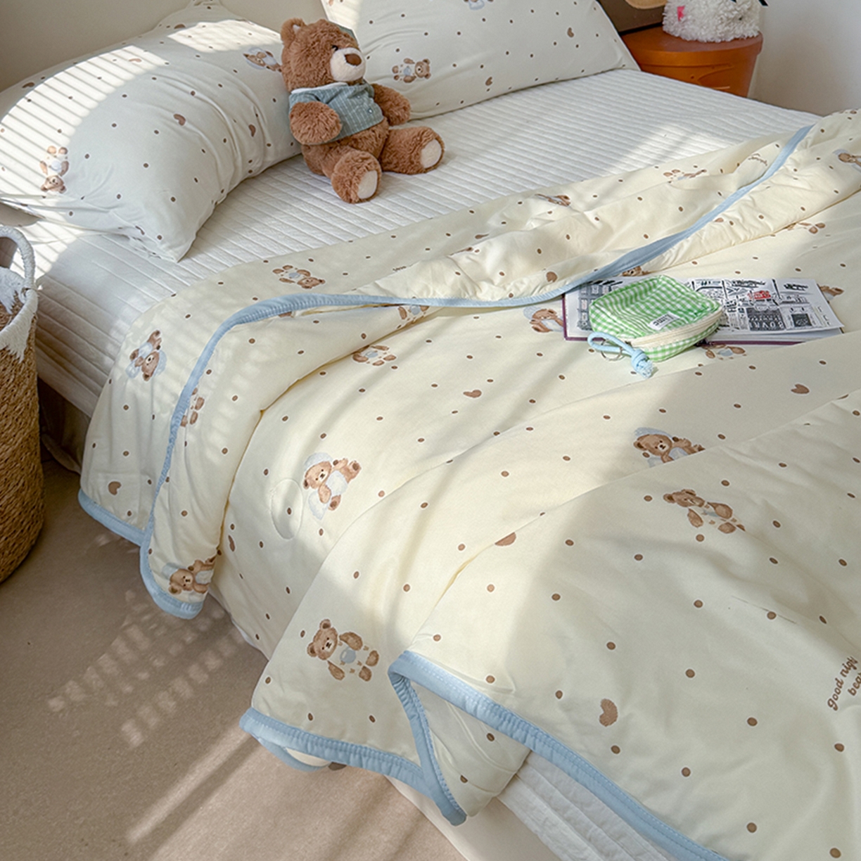 91家纺网 家纺一手货源 找家纺 桃子家居 2026新款A类卡通小清新印花高品质牛奶丝软糯针织棉包边夏被系列 针织棉-软糖小熊