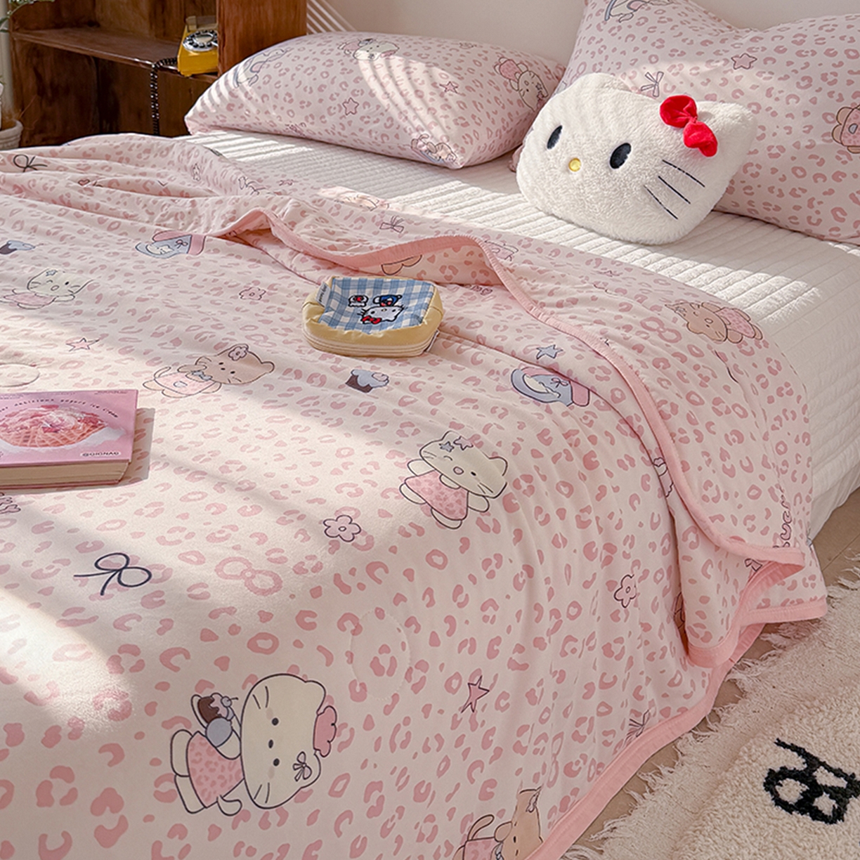 91家纺网 家纺一手货源 找家纺 桃子家居 2026新款A类卡通小清新印花高品质牛奶丝软糯针织棉包边夏被系列 针织棉-甜梦粉猫