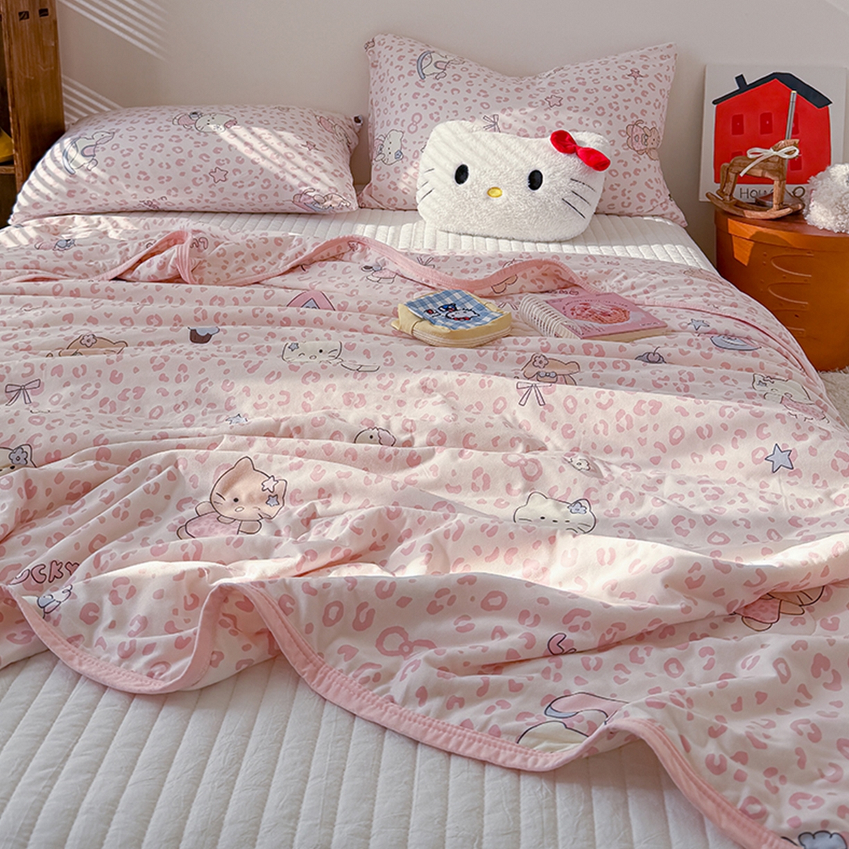 91家纺网 家纺一手货源 找家纺 桃子家居 2026新款A类卡通小清新印花高品质牛奶丝软糯针织棉包边夏被系列 针织棉-甜梦粉猫