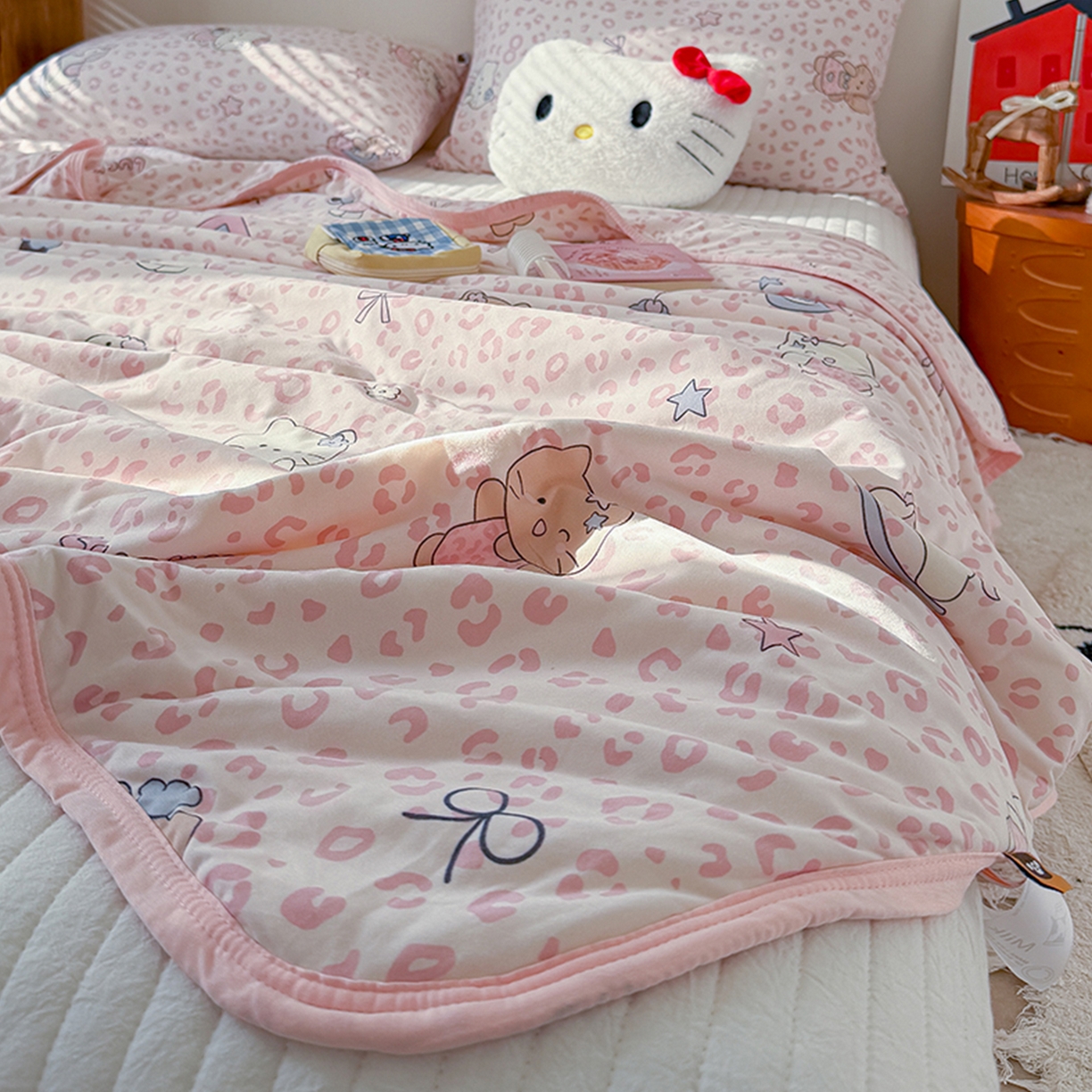 91家纺网 家纺一手货源 找家纺 桃子家居 2026新款A类卡通小清新印花高品质牛奶丝软糯针织棉包边夏被系列 针织棉-甜梦粉猫