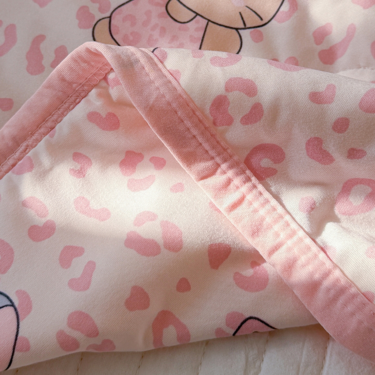 91家纺网 家纺一手货源 找家纺 桃子家居 2026新款A类卡通小清新印花高品质牛奶丝软糯针织棉包边夏被系列 针织棉-甜梦粉猫