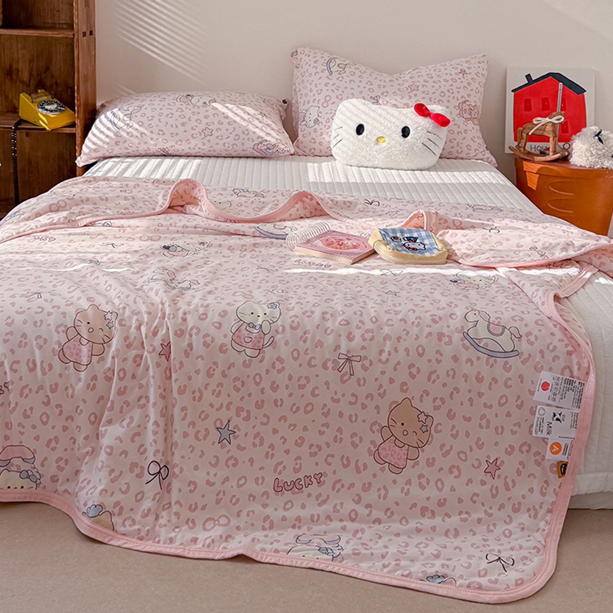 91家纺网 家纺一手货源 找家纺 桃子家居 2026新款A类卡通小清新印花高品质牛奶丝软糯针织棉包边夏被系列 针织棉-甜梦粉猫