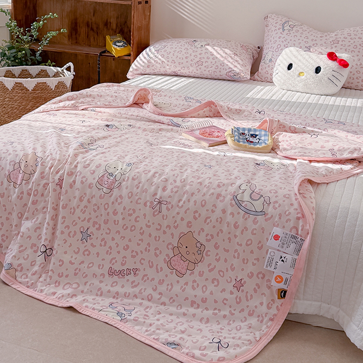 91家纺网 家纺一手货源 找家纺 桃子家居 2026新款A类卡通小清新印花高品质牛奶丝软糯针织棉包边夏被系列 针织棉-甜梦粉猫