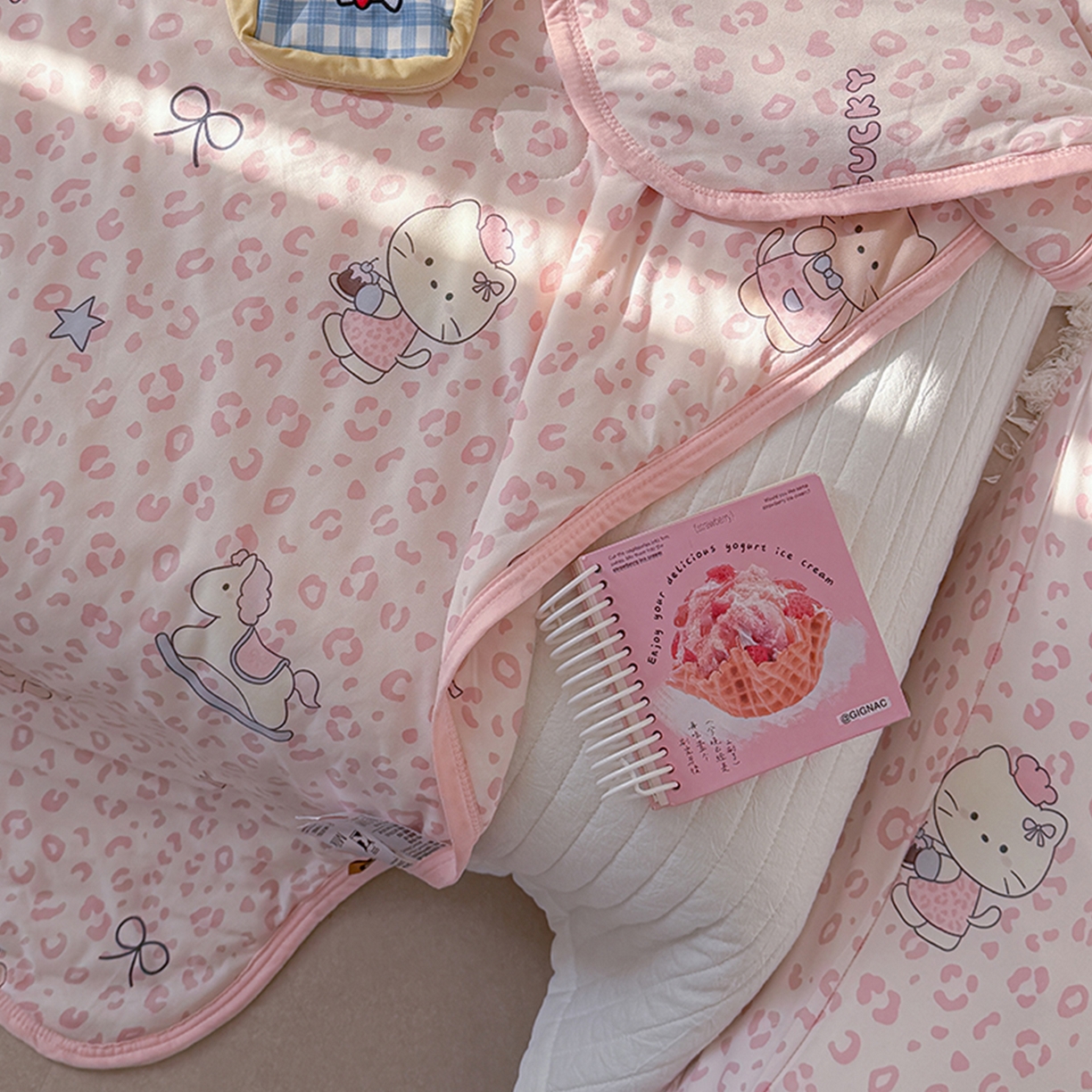 91家纺网 家纺一手货源 找家纺 桃子家居 2026新款A类卡通小清新印花高品质牛奶丝软糯针织棉包边夏被系列 针织棉-甜梦粉猫