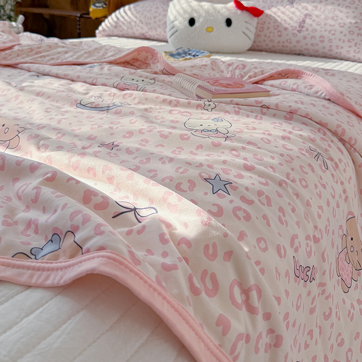 91家纺网 家纺一手货源 找家纺 桃子家居 2026新款A类卡通小清新印花高品质牛奶丝软糯针织棉包边夏被系列 针织棉-甜梦粉猫