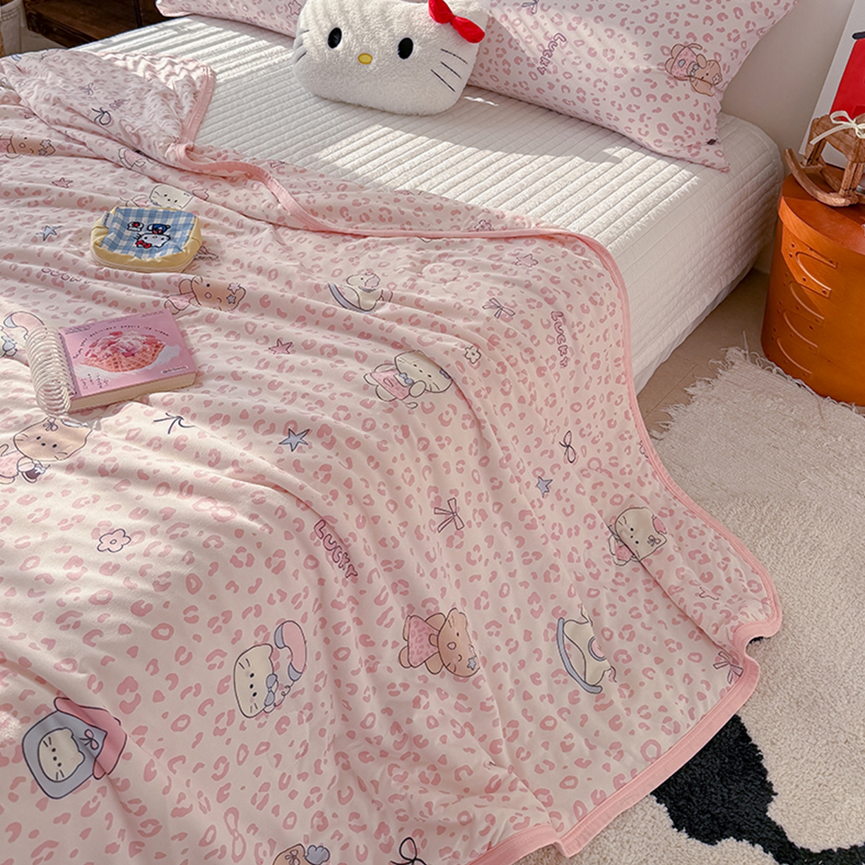 91家纺网 家纺一手货源 找家纺 桃子家居 2026新款A类卡通小清新印花高品质牛奶丝软糯针织棉包边夏被系列 针织棉-甜梦粉猫