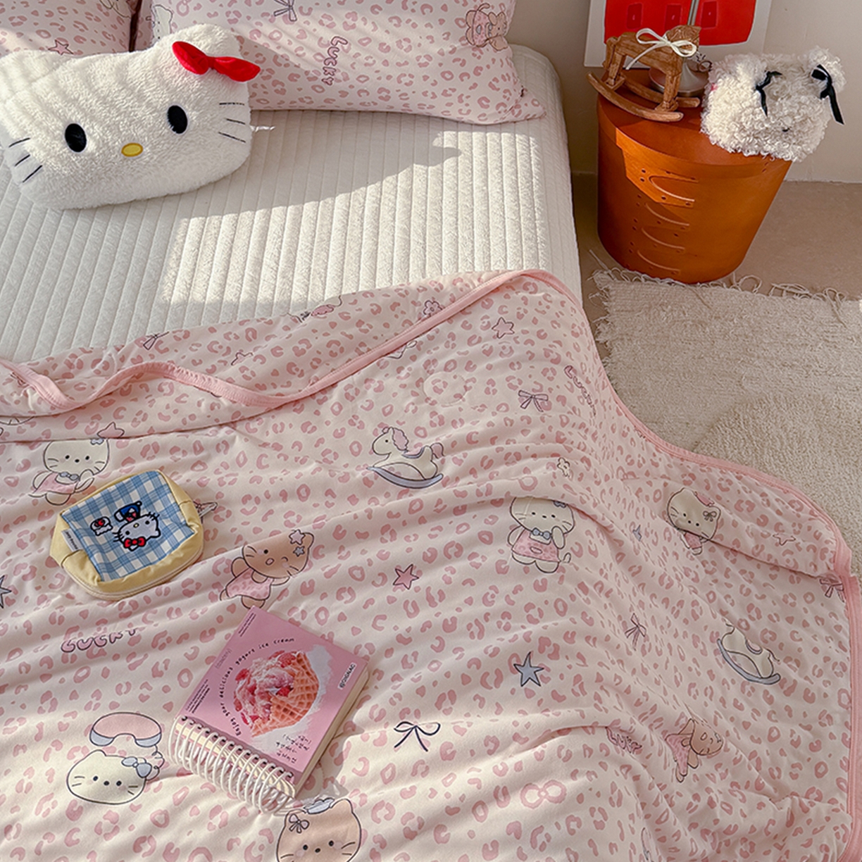 91家纺网 家纺一手货源 找家纺 桃子家居 2026新款A类卡通小清新印花高品质牛奶丝软糯针织棉包边夏被系列 针织棉-甜梦粉猫