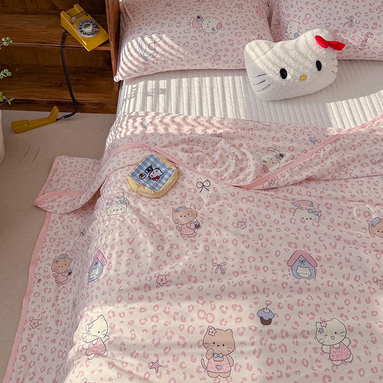91家纺网 家纺一手货源 找家纺 桃子家居 2026新款A类卡通小清新印花高品质牛奶丝软糯针织棉包边夏被系列 针织棉-甜梦粉猫