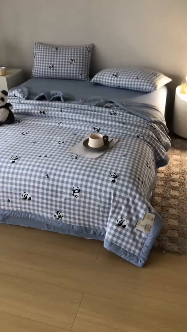91家纺网 家纺一手货源 找家纺 爱屋及屋 2026新款水洗棉印花夏被夏凉被被子被芯 蓝格子熊猫