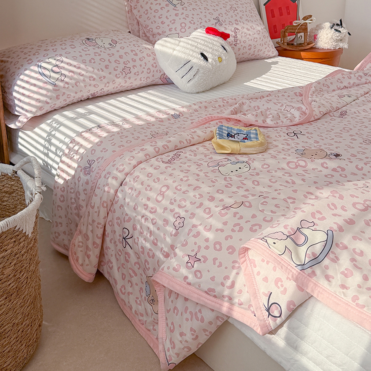 91家纺网 家纺一手货源 找家纺 桃子家居 2026新款A类卡通小清新印花高品质牛奶丝软糯针织棉包边夏被系列 针织棉-甜梦粉猫