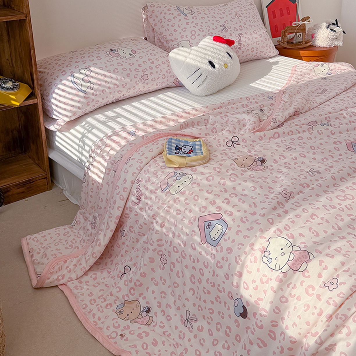 91家纺网 家纺一手货源 找家纺 桃子家居 2026新款A类卡通小清新印花高品质牛奶丝软糯针织棉包边夏被系列 针织棉-甜梦粉猫