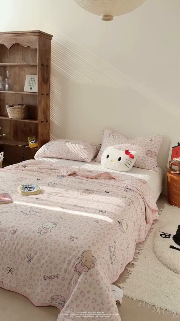 91家纺网 家纺一手货源 找家纺 桃子家居 2026新款A类卡通小清新印花高品质牛奶丝软糯针织棉包边夏被系列 针织棉-甜梦粉猫