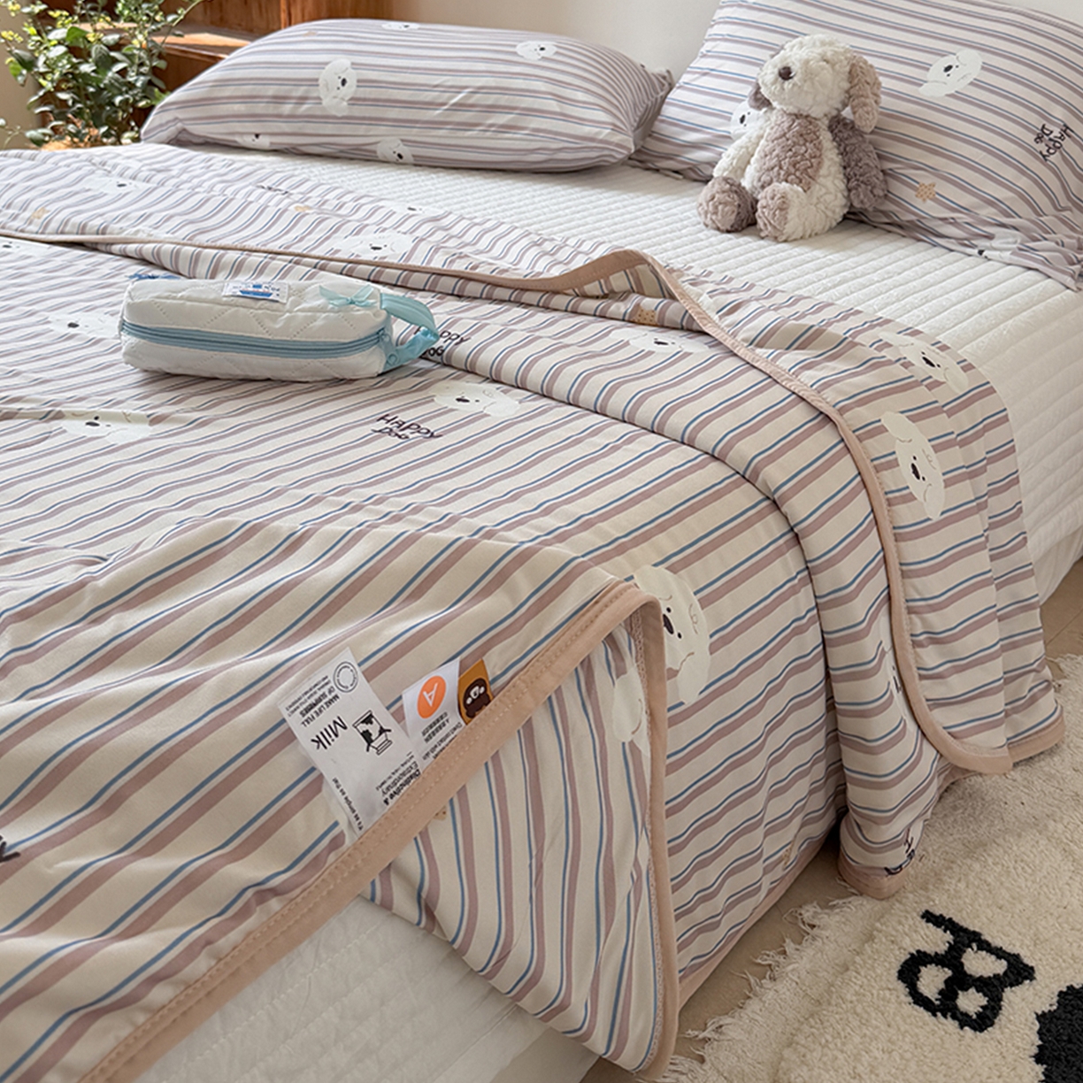 91家纺网 家纺一手货源 找家纺 桃子家居 2026新款A类卡通小清新印花高品质牛奶丝软糯针织棉包边夏被系列 针织棉-云朵小狗