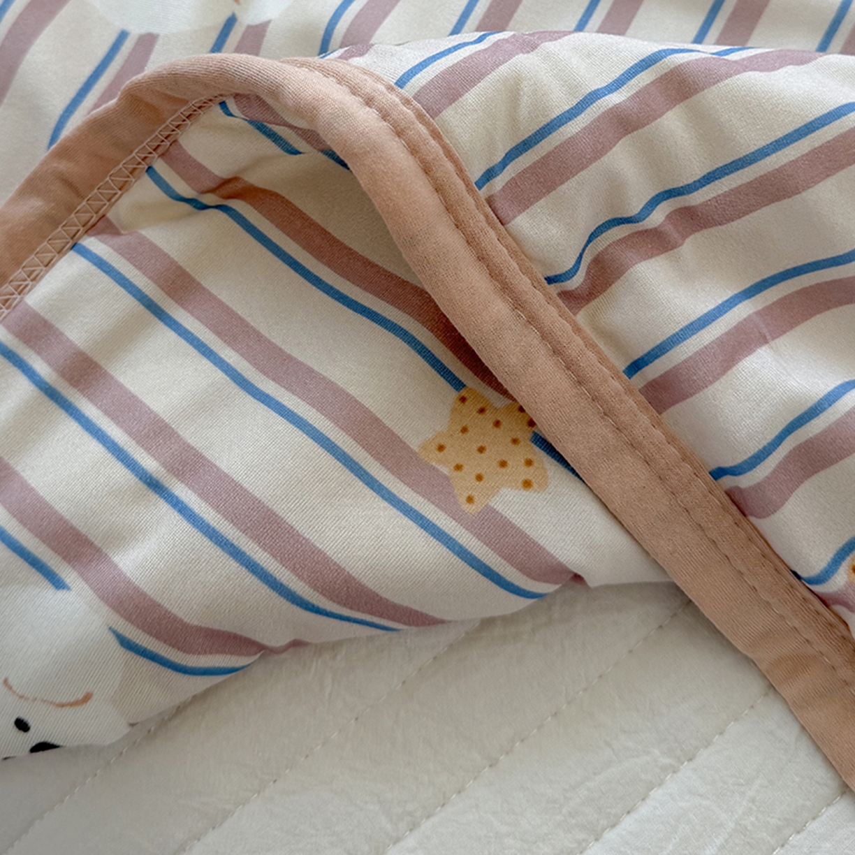 91家纺网 家纺一手货源 找家纺 桃子家居 2026新款A类卡通小清新印花高品质牛奶丝软糯针织棉包边夏被系列 针织棉-云朵小狗