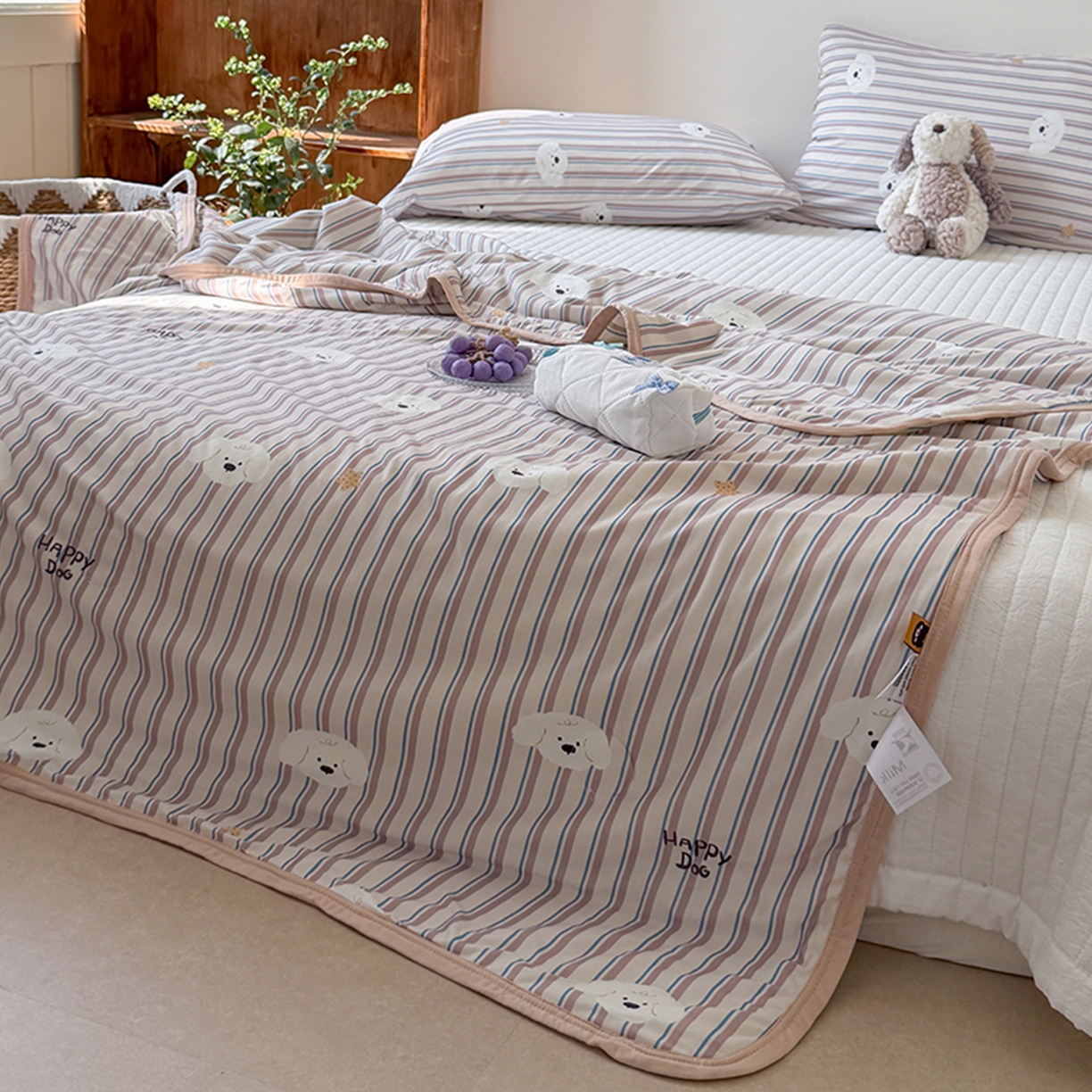 91家纺网 家纺一手货源 找家纺 桃子家居 2026新款A类卡通小清新印花高品质牛奶丝软糯针织棉包边夏被系列 针织棉-云朵小狗