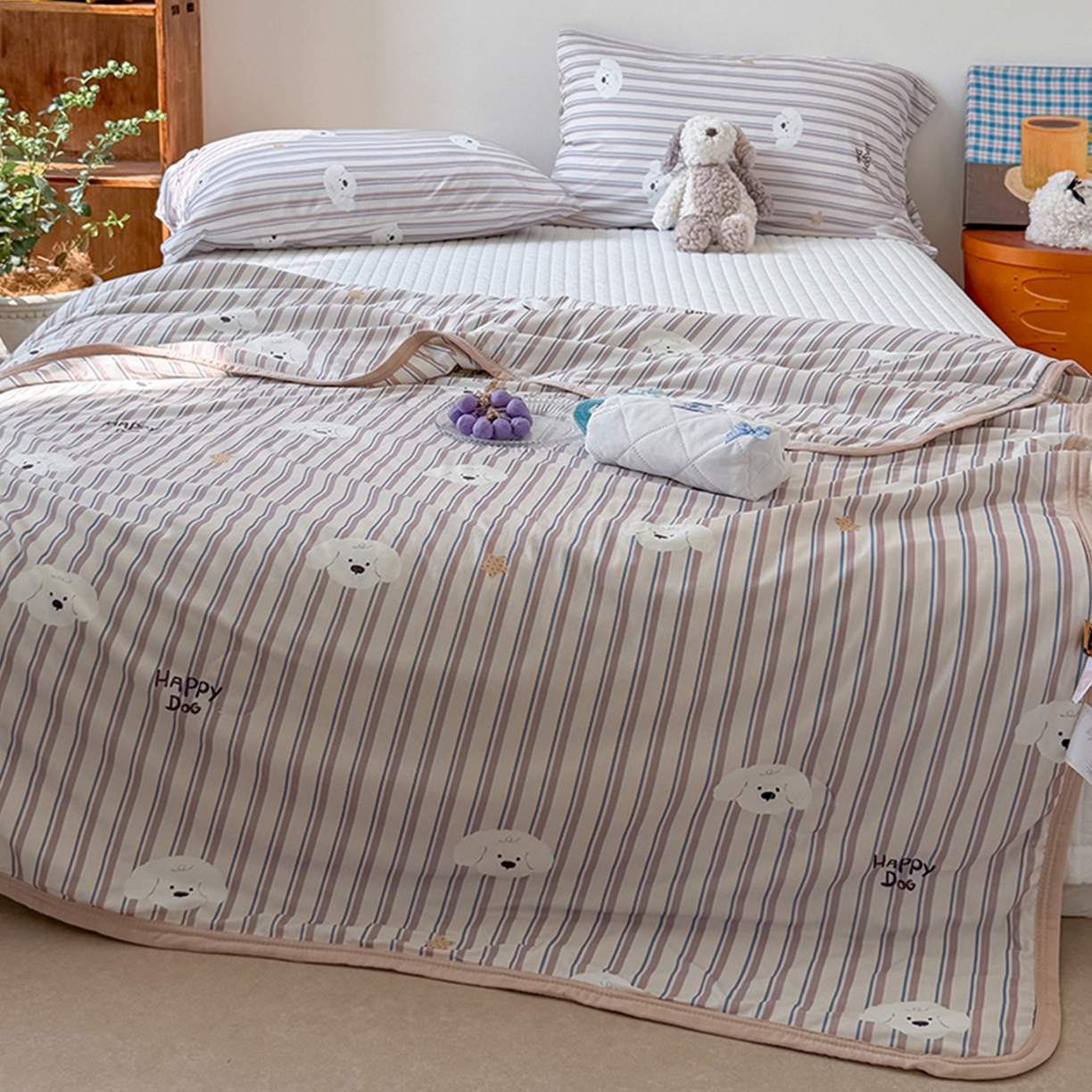 91家纺网 家纺一手货源 找家纺 桃子家居 2026新款A类卡通小清新印花高品质牛奶丝软糯针织棉包边夏被系列 针织棉-云朵小狗