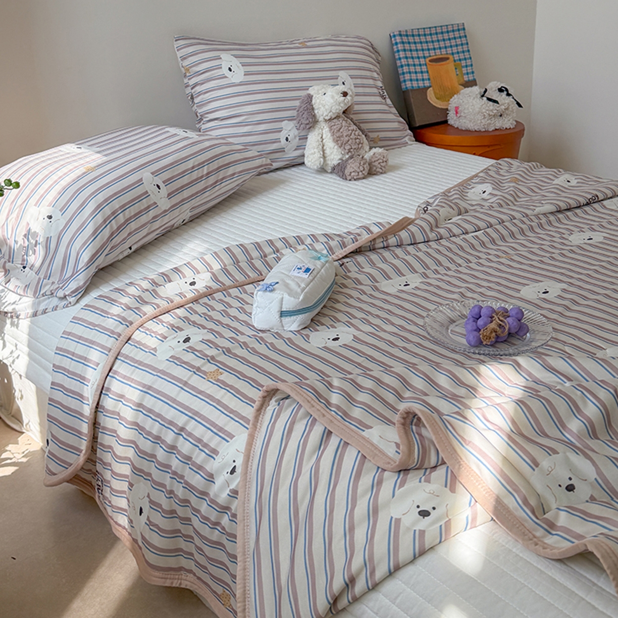 91家纺网 家纺一手货源 找家纺 桃子家居 2026新款A类卡通小清新印花高品质牛奶丝软糯针织棉包边夏被系列 针织棉-云朵小狗