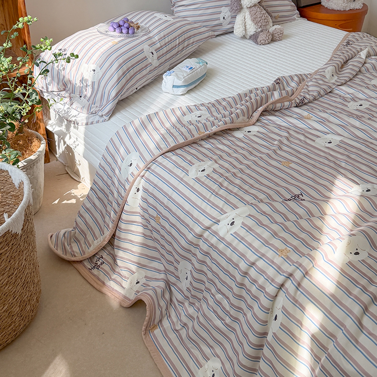 91家纺网 家纺一手货源 找家纺 桃子家居 2026新款A类卡通小清新印花高品质牛奶丝软糯针织棉包边夏被系列 针织棉-云朵小狗