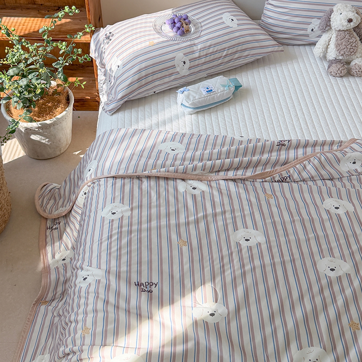 91家纺网 家纺一手货源 找家纺 桃子家居 2026新款A类卡通小清新印花高品质牛奶丝软糯针织棉包边夏被系列 针织棉-云朵小狗