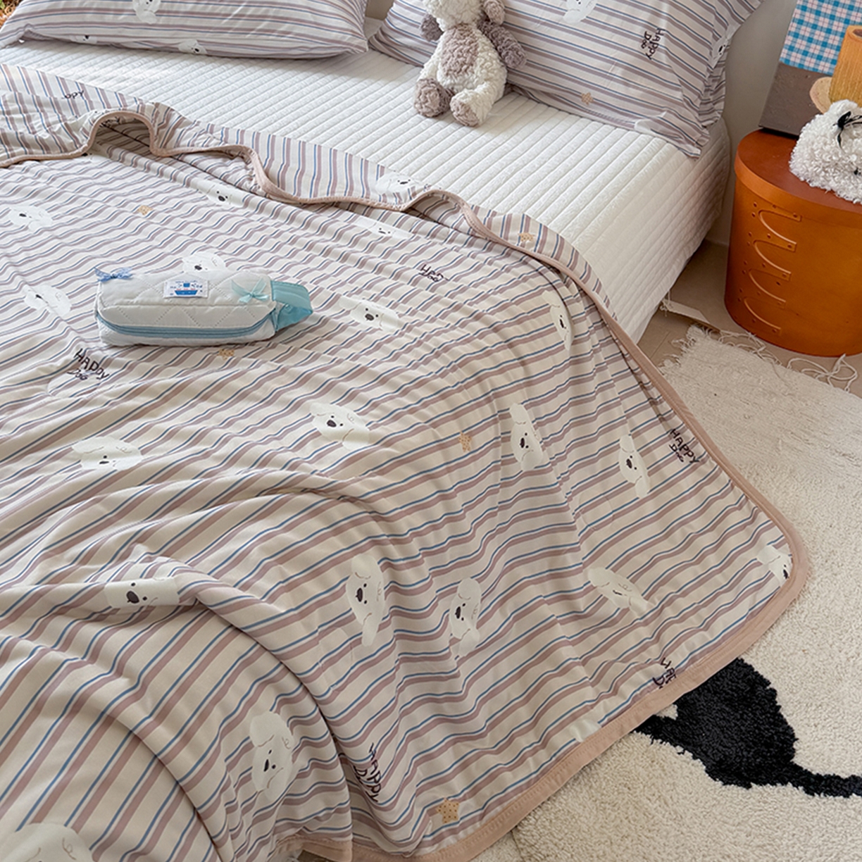 91家纺网 家纺一手货源 找家纺 桃子家居 2026新款A类卡通小清新印花高品质牛奶丝软糯针织棉包边夏被系列 针织棉-云朵小狗