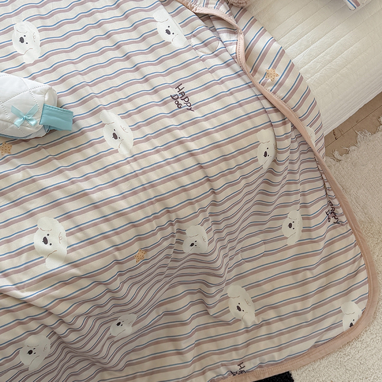 91家纺网 家纺一手货源 找家纺 桃子家居 2026新款A类卡通小清新印花高品质牛奶丝软糯针织棉包边夏被系列 针织棉-云朵小狗