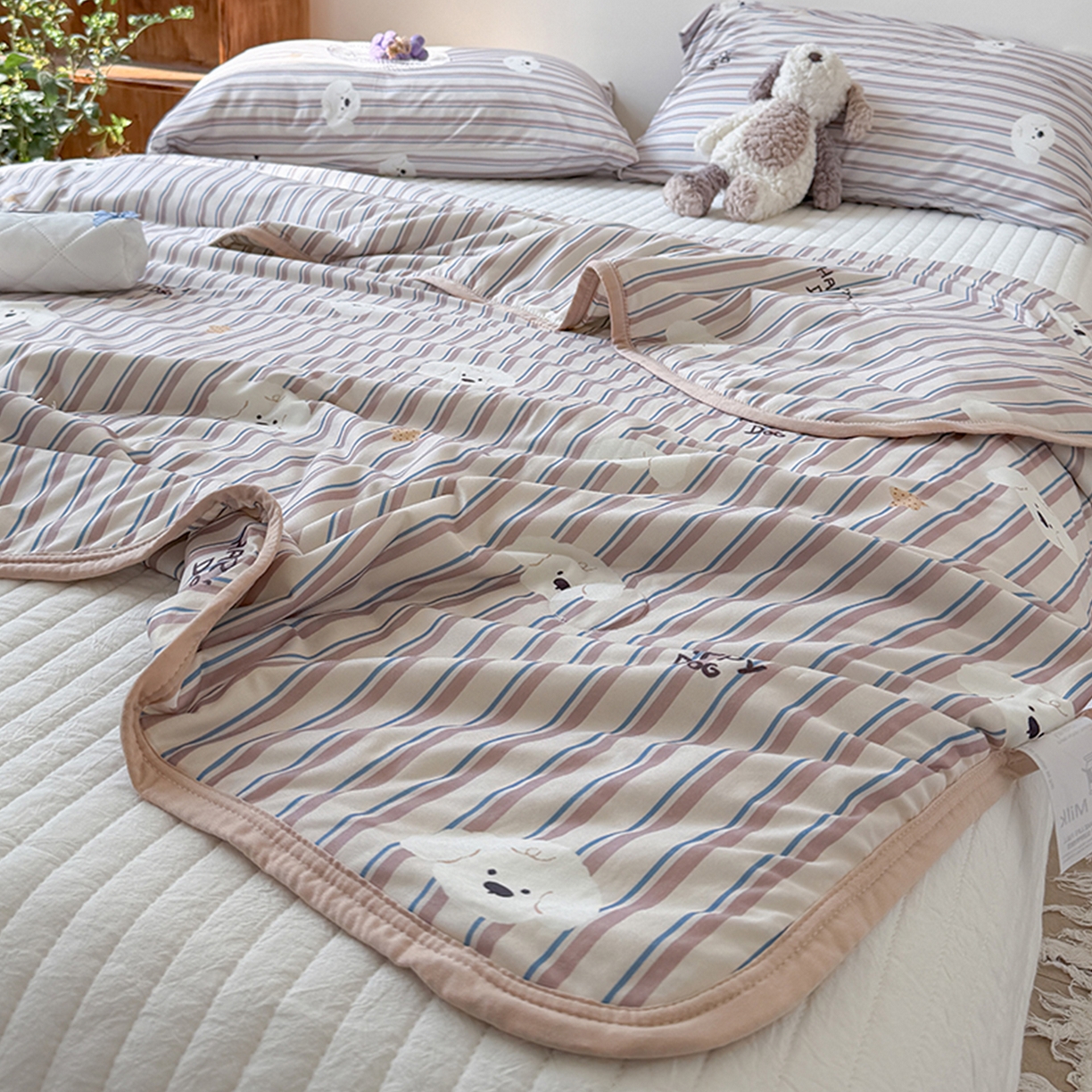 91家纺网 家纺一手货源 找家纺 桃子家居 2026新款A类卡通小清新印花高品质牛奶丝软糯针织棉包边夏被系列 针织棉-云朵小狗