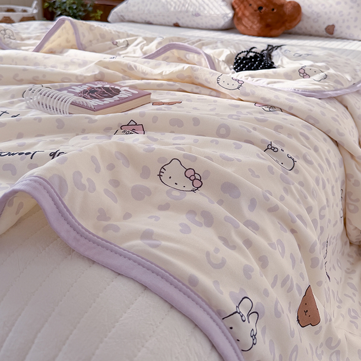 91家纺网 家纺一手货源 找家纺 桃子家居 2026新款A类卡通小清新印花高品质牛奶丝软糯针织棉包边夏被系列 针织棉-紫梦乐园