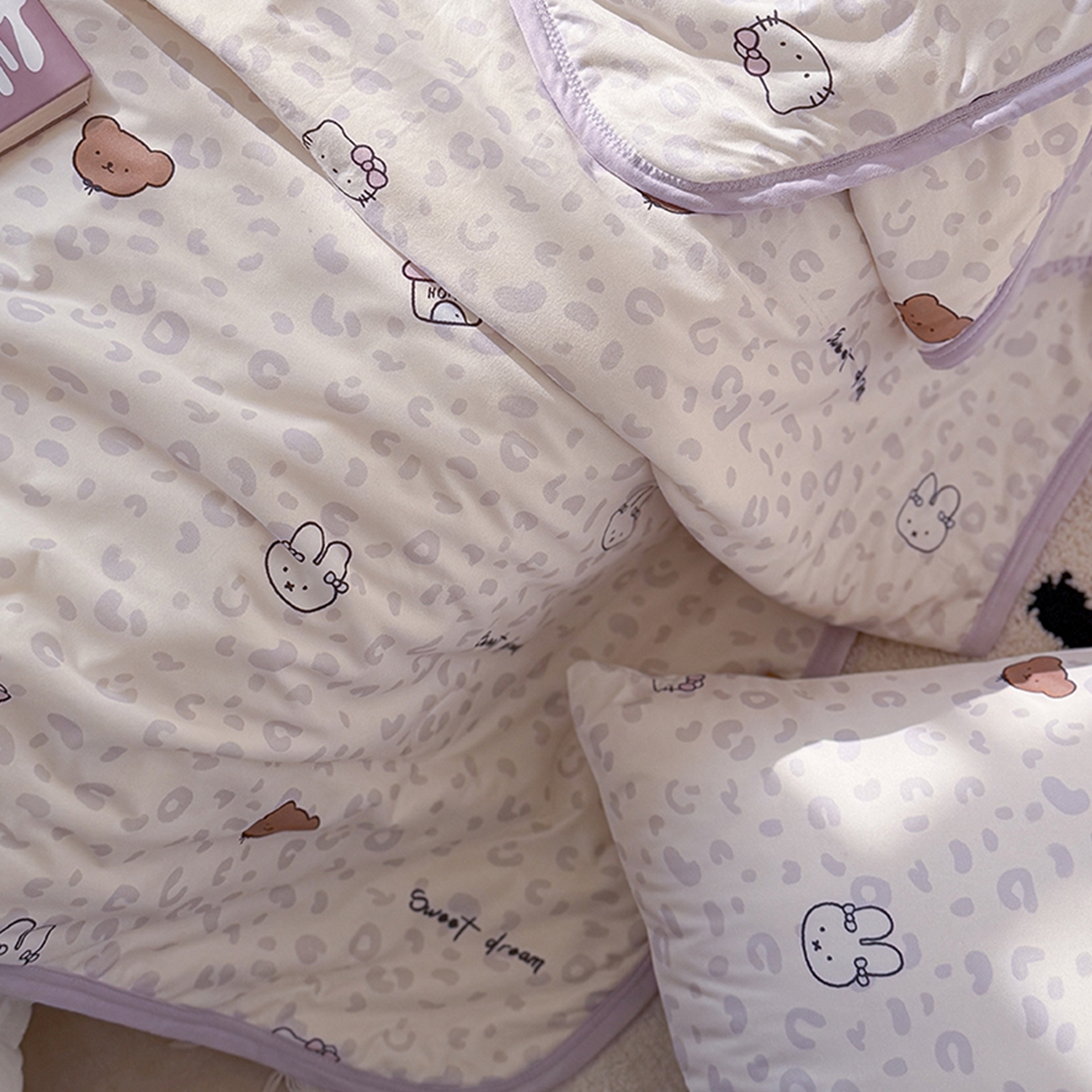91家纺网 家纺一手货源 找家纺 桃子家居 2026新款A类卡通小清新印花高品质牛奶丝软糯针织棉包边夏被系列 针织棉-紫梦乐园
