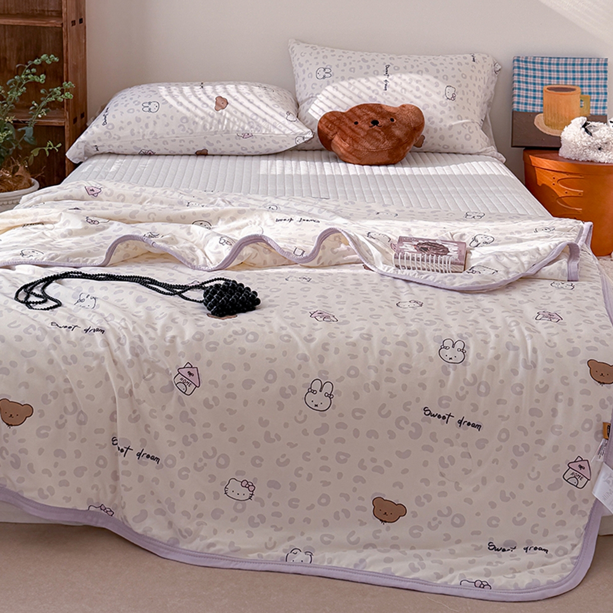 91家纺网 家纺一手货源 找家纺 桃子家居 2026新款A类卡通小清新印花高品质牛奶丝软糯针织棉包边夏被系列 针织棉-紫梦乐园