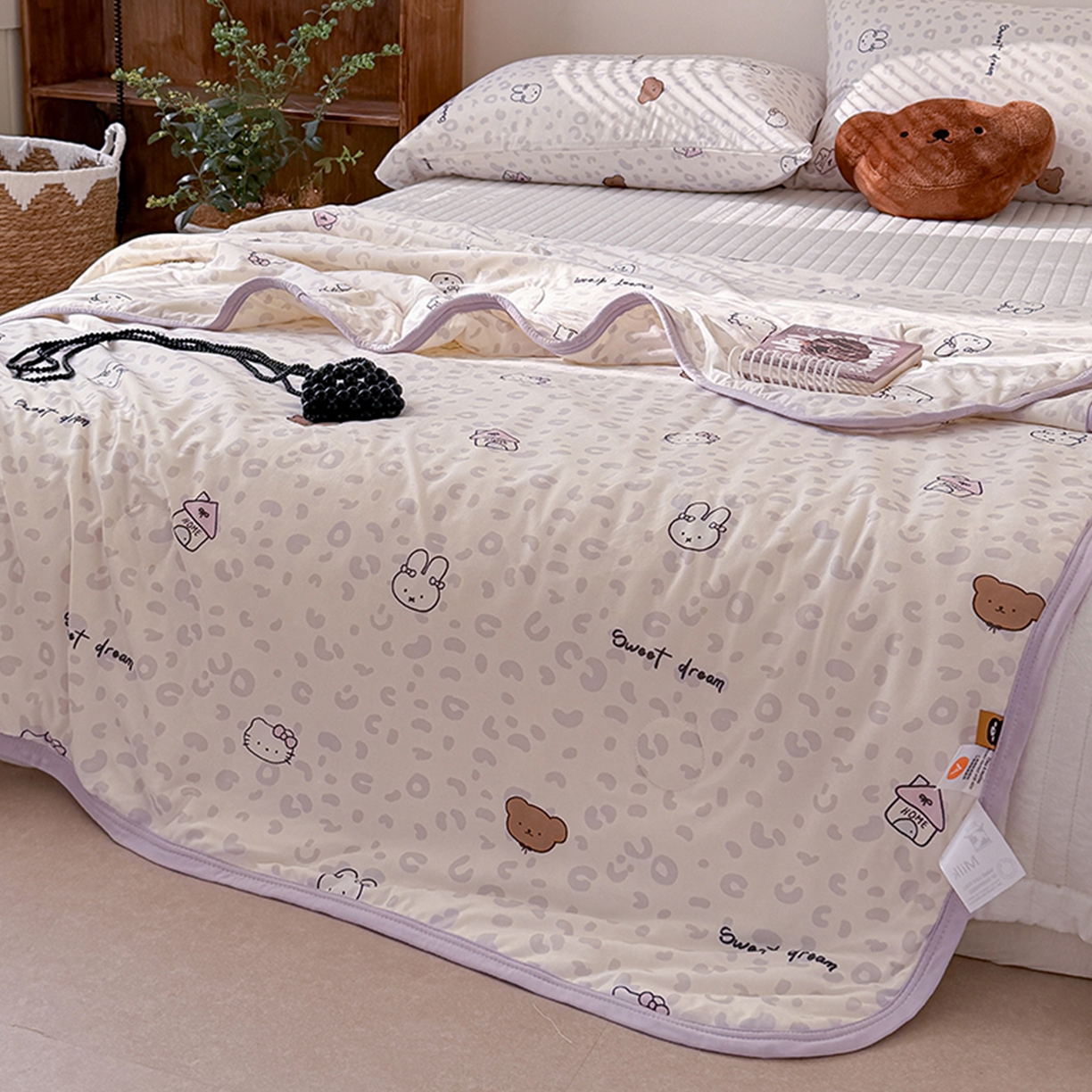 91家纺网 家纺一手货源 找家纺 桃子家居 2026新款A类卡通小清新印花高品质牛奶丝软糯针织棉包边夏被系列 针织棉-紫梦乐园