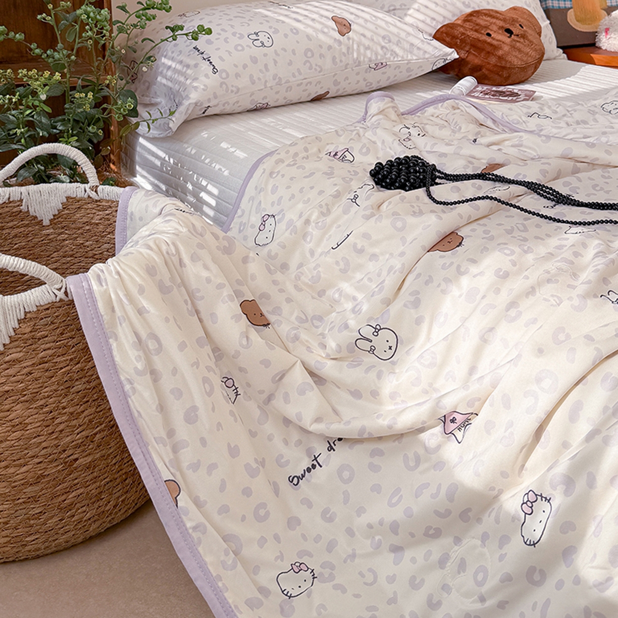 91家纺网 家纺一手货源 找家纺 桃子家居 2026新款A类卡通小清新印花高品质牛奶丝软糯针织棉包边夏被系列 针织棉-紫梦乐园