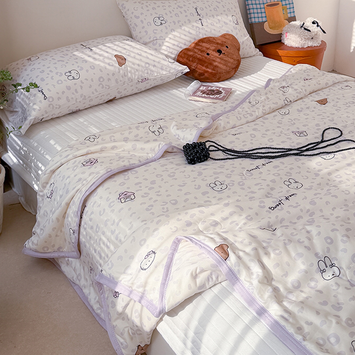 91家纺网 家纺一手货源 找家纺 桃子家居 2026新款A类卡通小清新印花高品质牛奶丝软糯针织棉包边夏被系列 针织棉-紫梦乐园