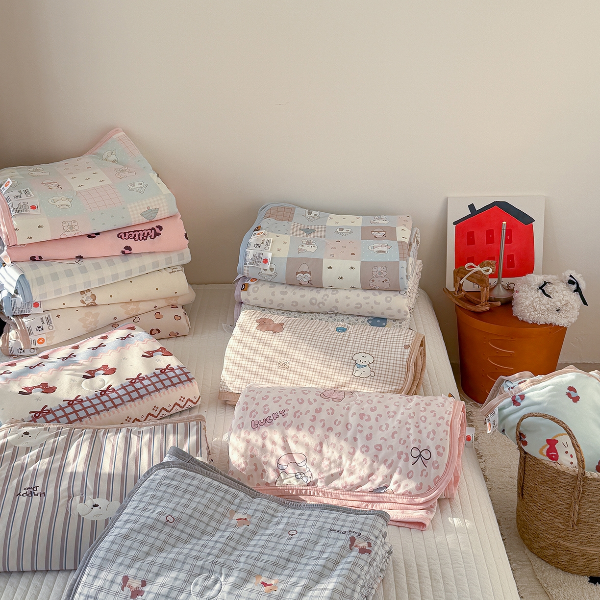 91家纺网 家纺一手货源 找家纺 桃子家居 2026新款A类卡通小清新印花高品质牛奶丝软糯针织棉包边夏被系列 组合图