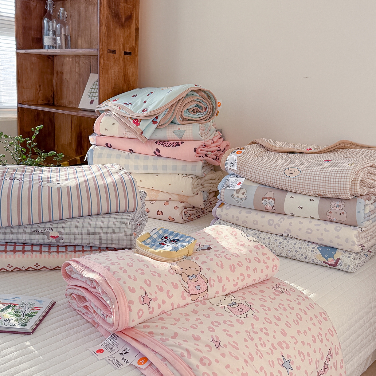 91家纺网 家纺一手货源 找家纺 桃子家居 2026新款A类卡通小清新印花高品质牛奶丝软糯针织棉包边夏被系列 组合图