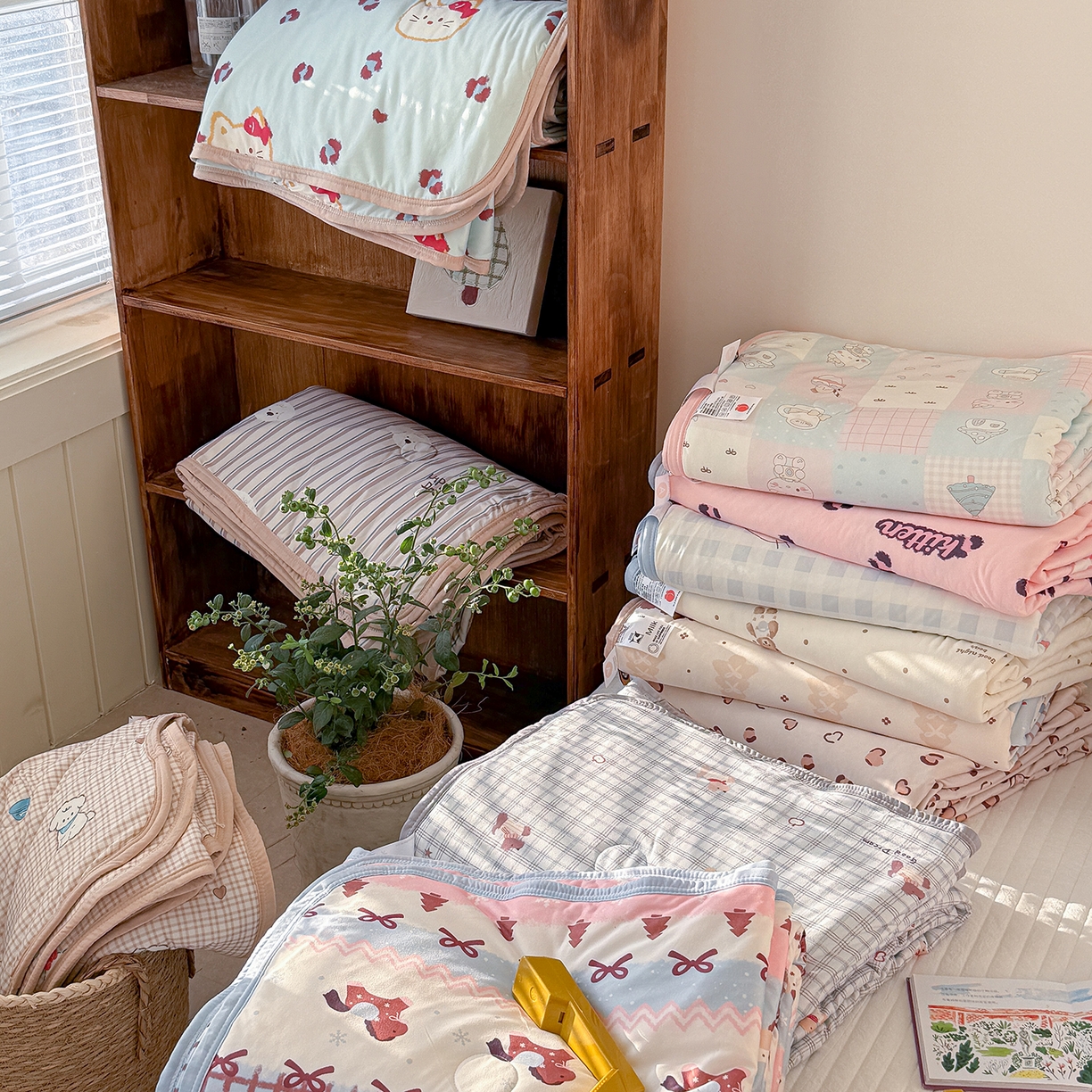 91家纺网 家纺一手货源 找家纺 桃子家居 2026新款A类卡通小清新印花高品质牛奶丝软糯针织棉包边夏被系列 组合图