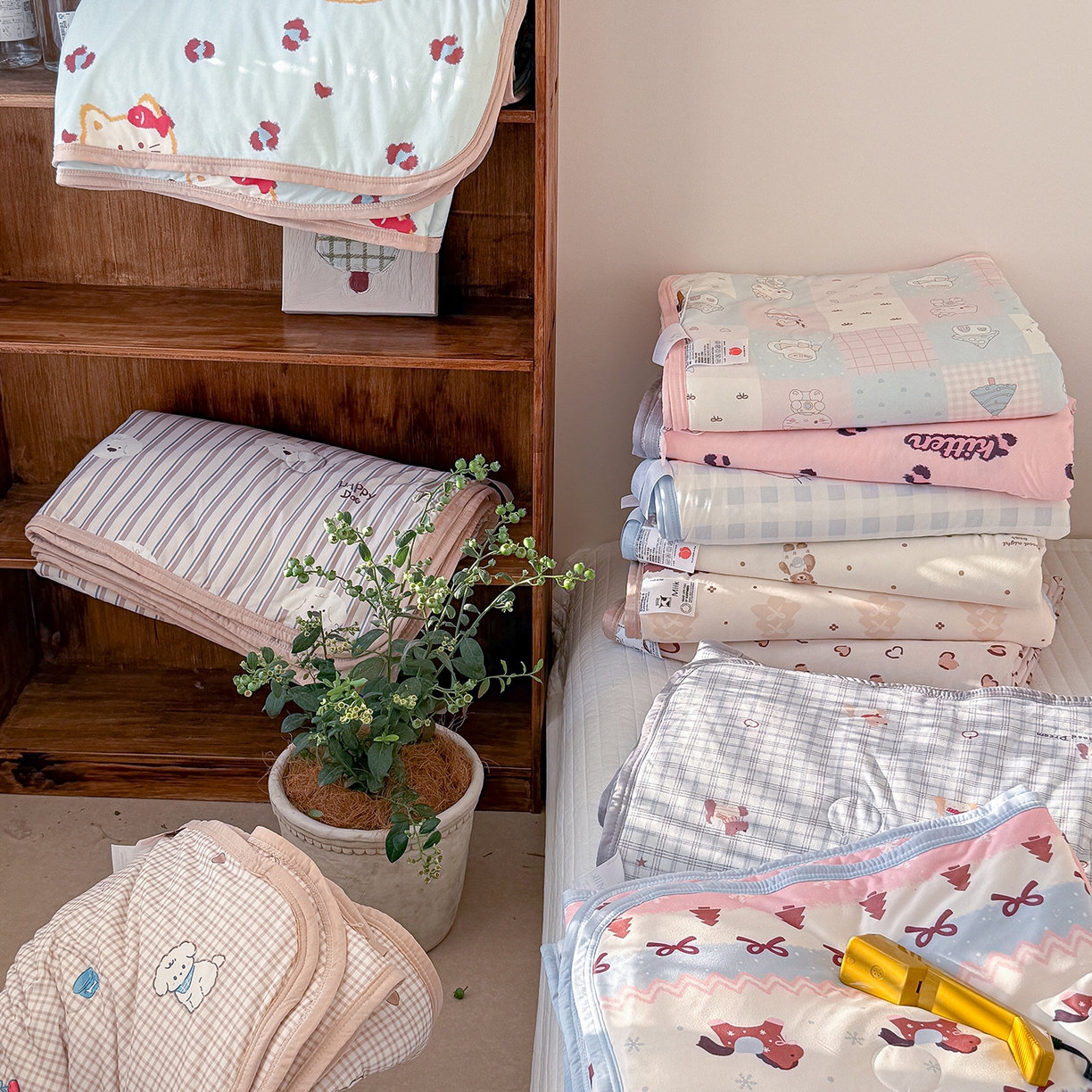 91家纺网 家纺一手货源 找家纺 桃子家居 2026新款A类卡通小清新印花高品质牛奶丝软糯针织棉包边夏被系列 组合图