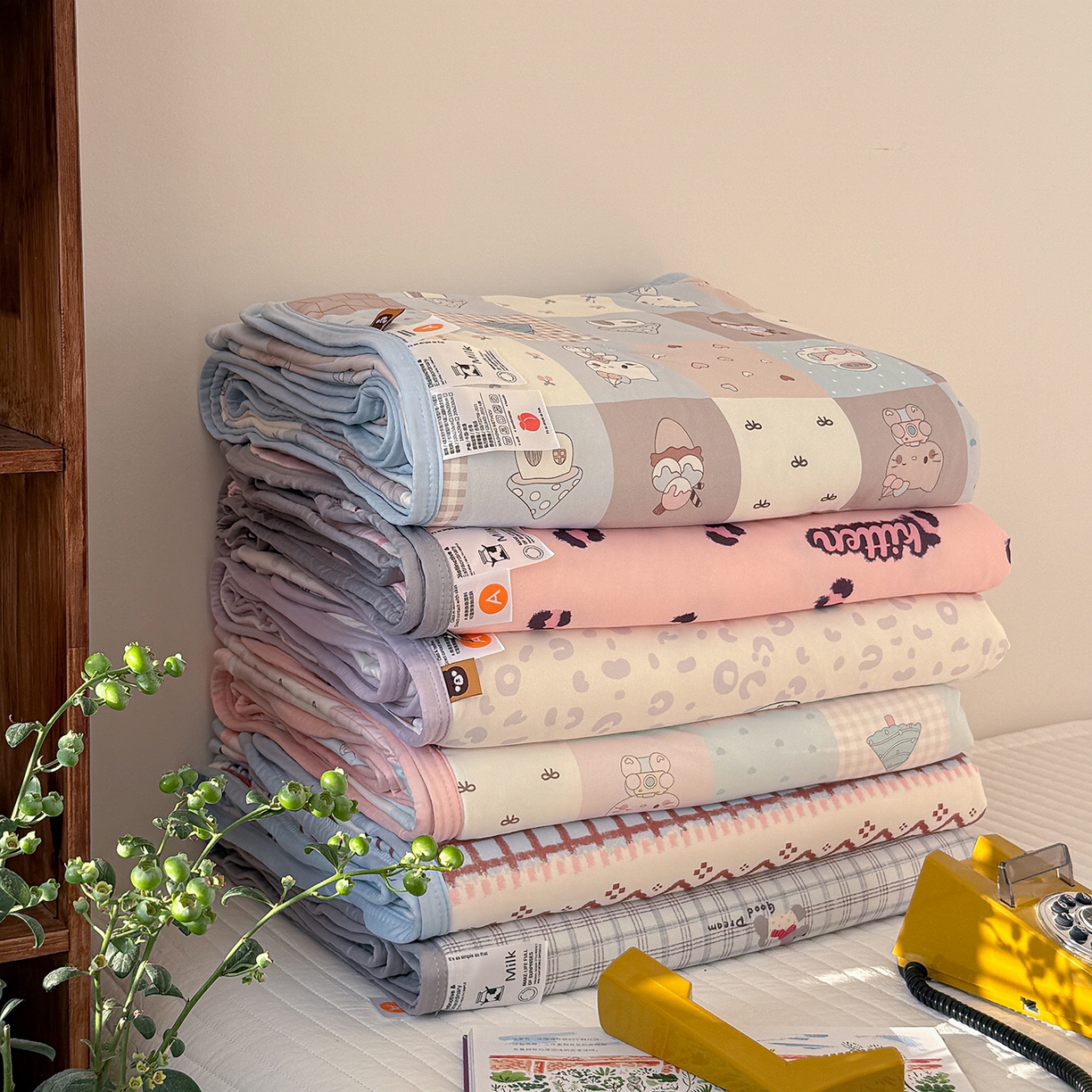 91家纺网 家纺一手货源 找家纺 桃子家居 2026新款A类卡通小清新印花高品质牛奶丝软糯针织棉包边夏被系列 组合图