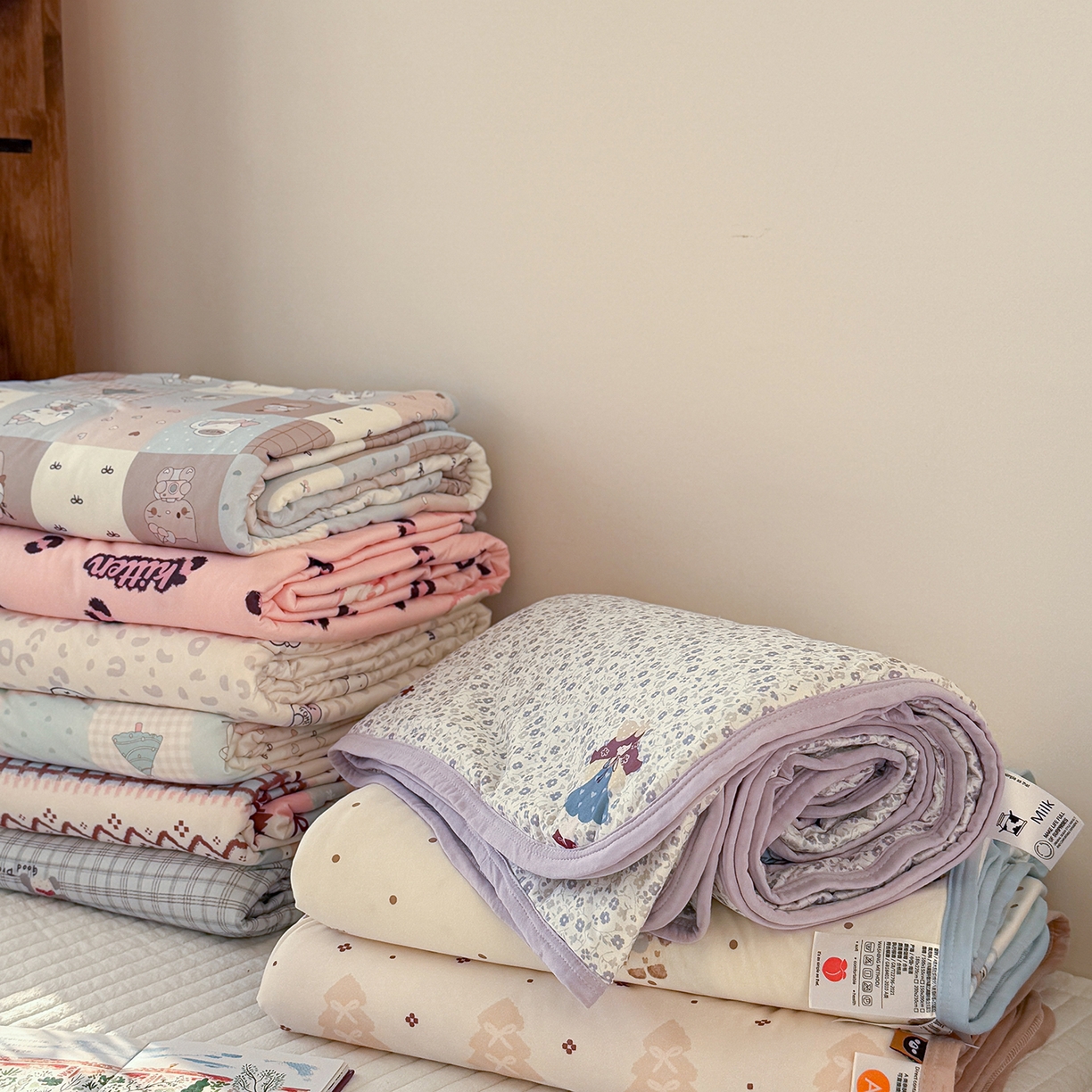 91家纺网 家纺一手货源 找家纺 桃子家居 2026新款A类卡通小清新印花高品质牛奶丝软糯针织棉包边夏被系列 组合图