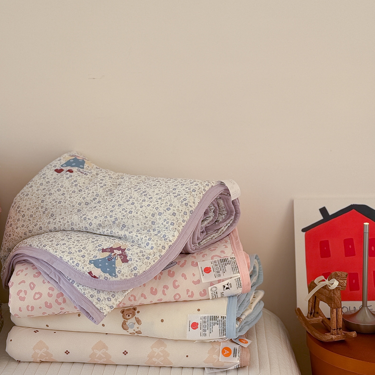 91家纺网 家纺一手货源 找家纺 桃子家居 2026新款A类卡通小清新印花高品质牛奶丝软糯针织棉包边夏被系列 组合图