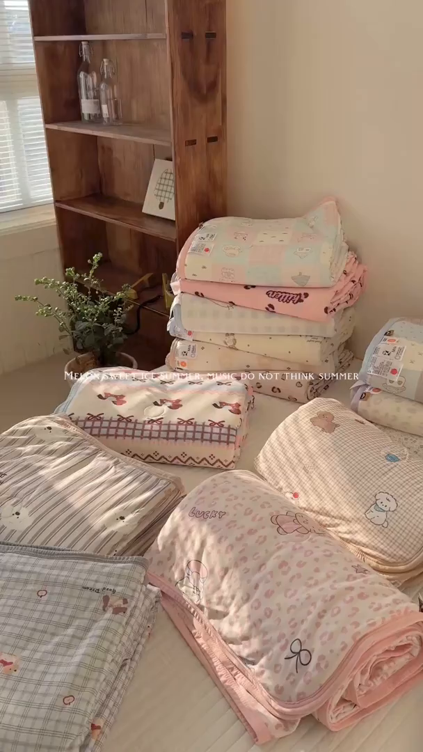 91家纺网 家纺一手货源 找家纺 桃子家居 2026新款A类卡通小清新印花高品质牛奶丝软糯针织棉包边夏被系列 组合图