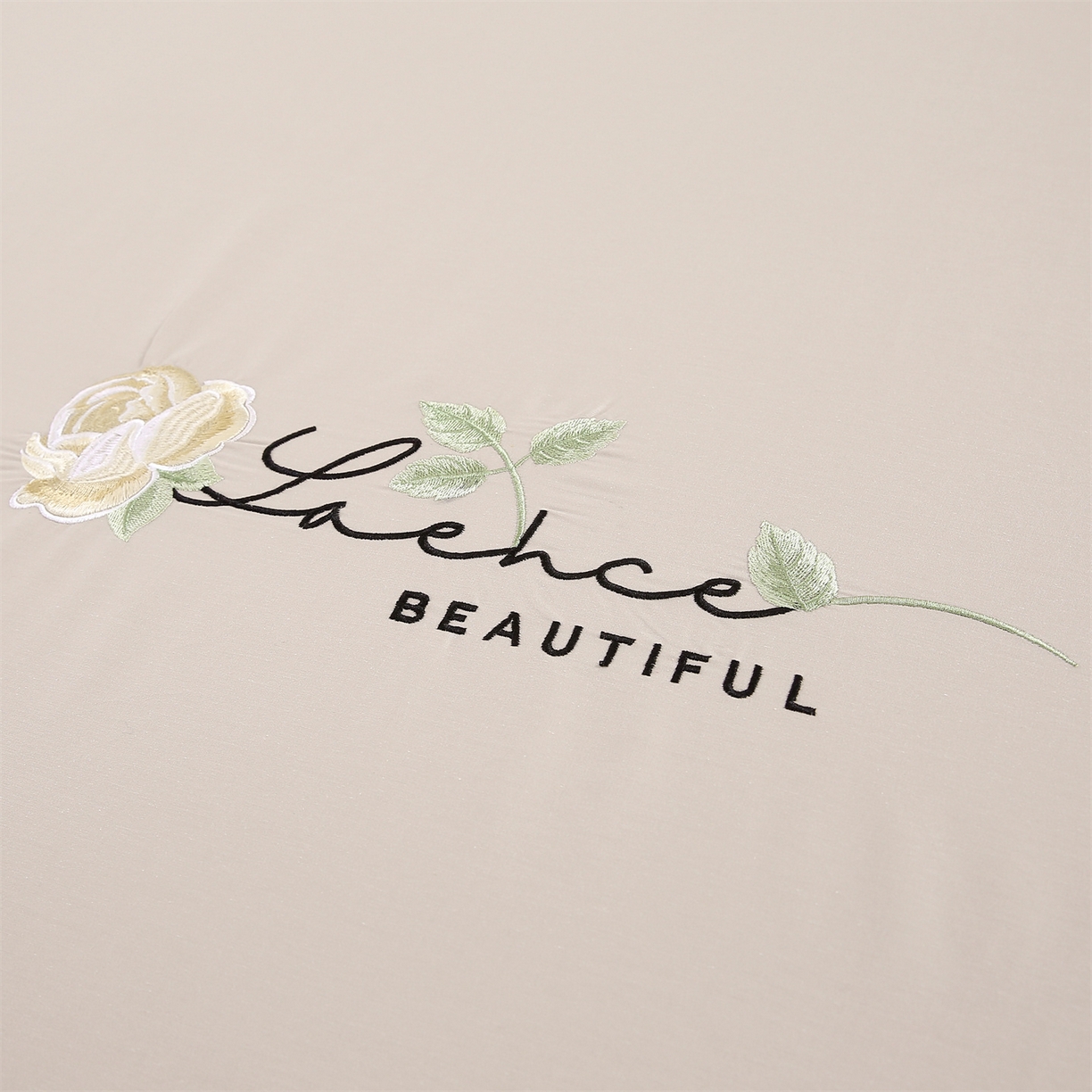 91家纺网 家纺一手货源 找家纺 乐逸家纺 2026新款斜纹全棉100%高支高密40支精美刺绣款单层床笠三件套一见倾心系列 一见倾心-浅驼