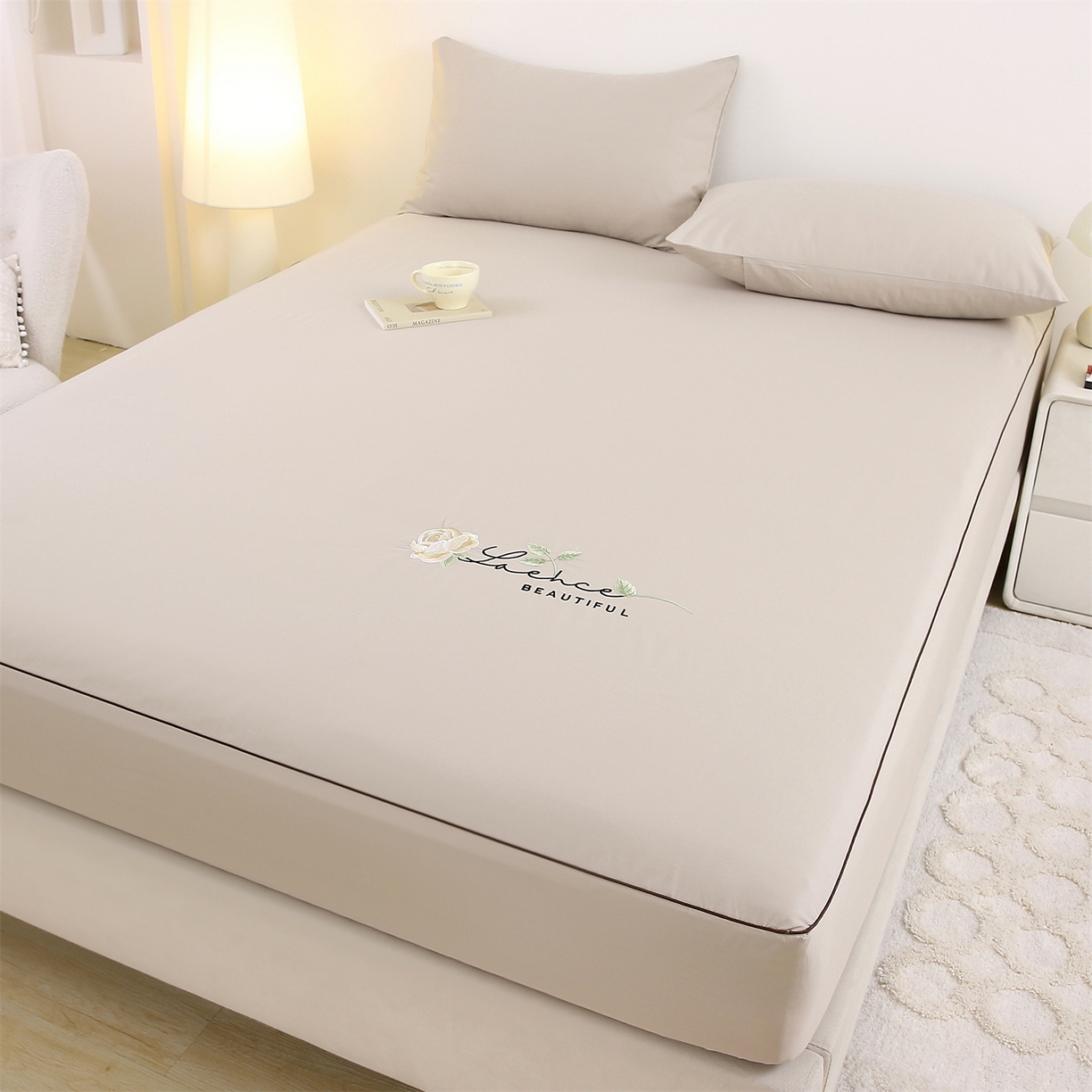 91家纺网 家纺一手货源 找家纺 乐逸家纺 2026新款斜纹全棉100%高支高密40支精美刺绣款单层床笠三件套一见倾心系列 一见倾心-浅驼