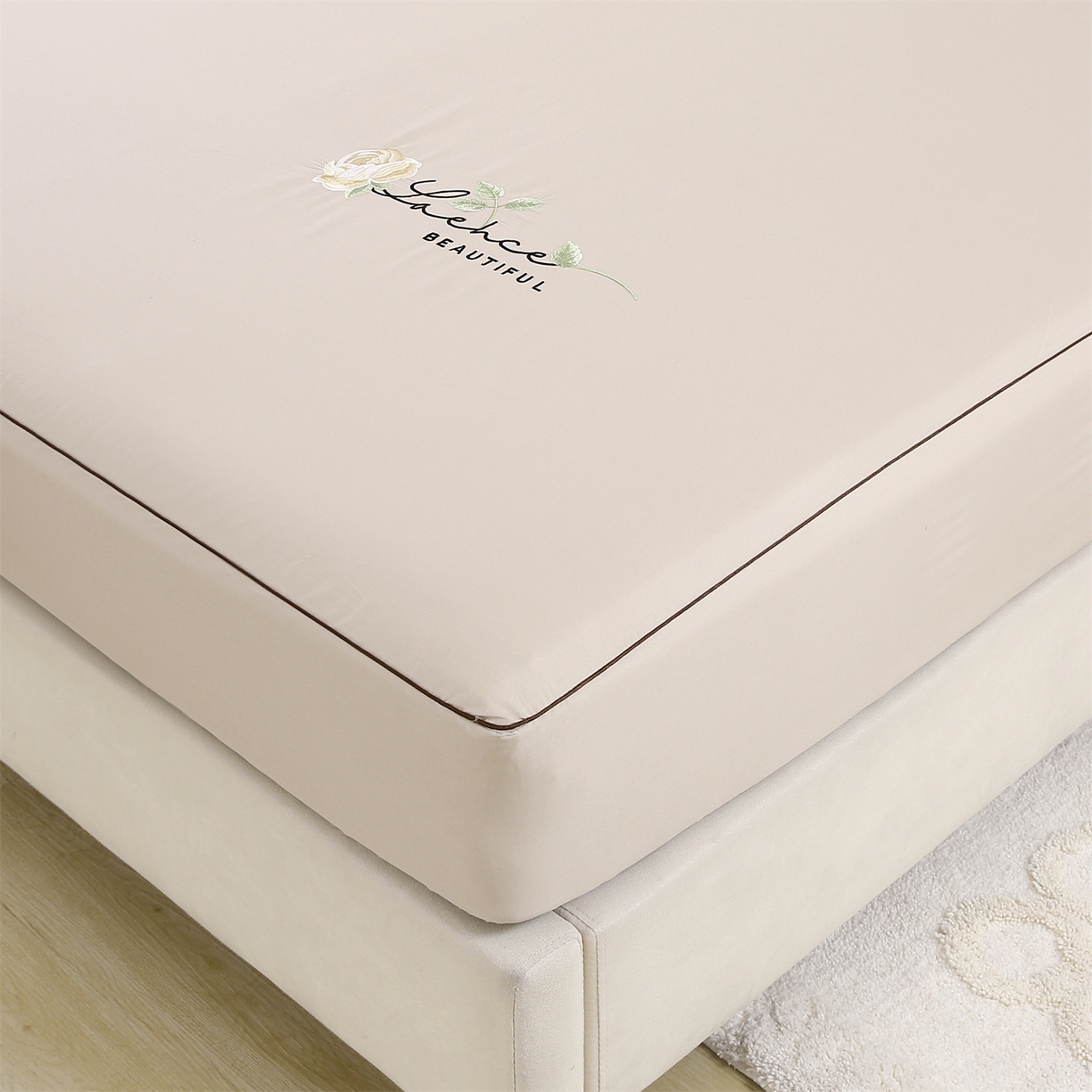 91家纺网 家纺一手货源 找家纺 乐逸家纺 2026新款斜纹全棉100%高支高密40支精美刺绣款单层床笠三件套一见倾心系列 一见倾心-浅驼