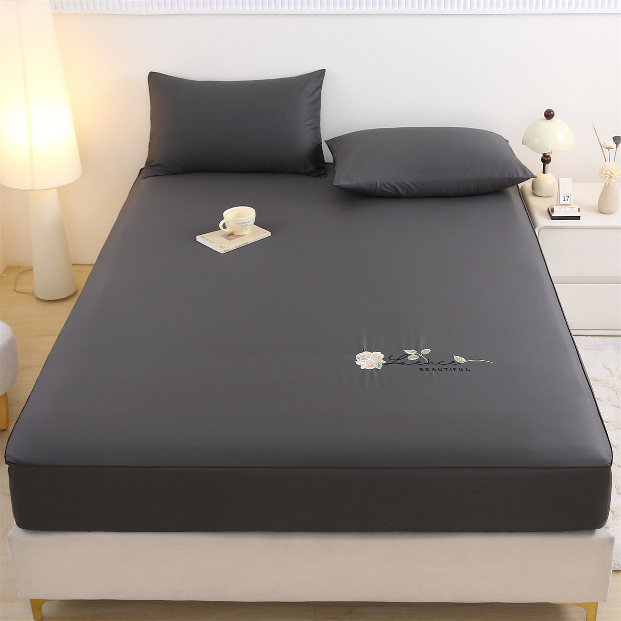 91家纺网 家纺一手货源 找家纺 乐逸家纺 2026新款斜纹全棉100%高支高密40支精美刺绣款单层床笠三件套一见倾心系列 一见倾心-黑灰色