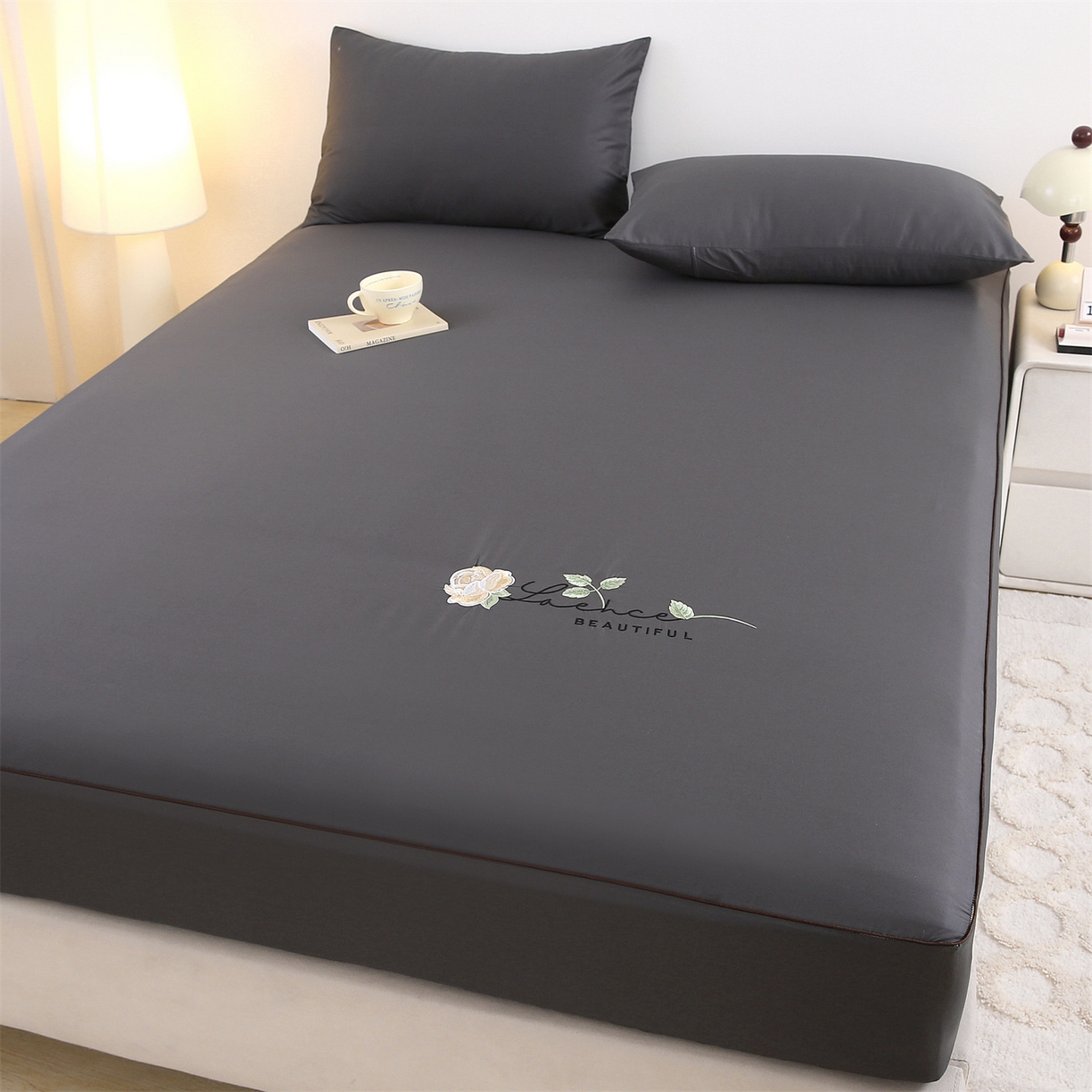 91家纺网 家纺一手货源 找家纺 乐逸家纺 2026新款斜纹全棉100%高支高密40支精美刺绣款单层床笠三件套一见倾心系列 一见倾心-黑灰色