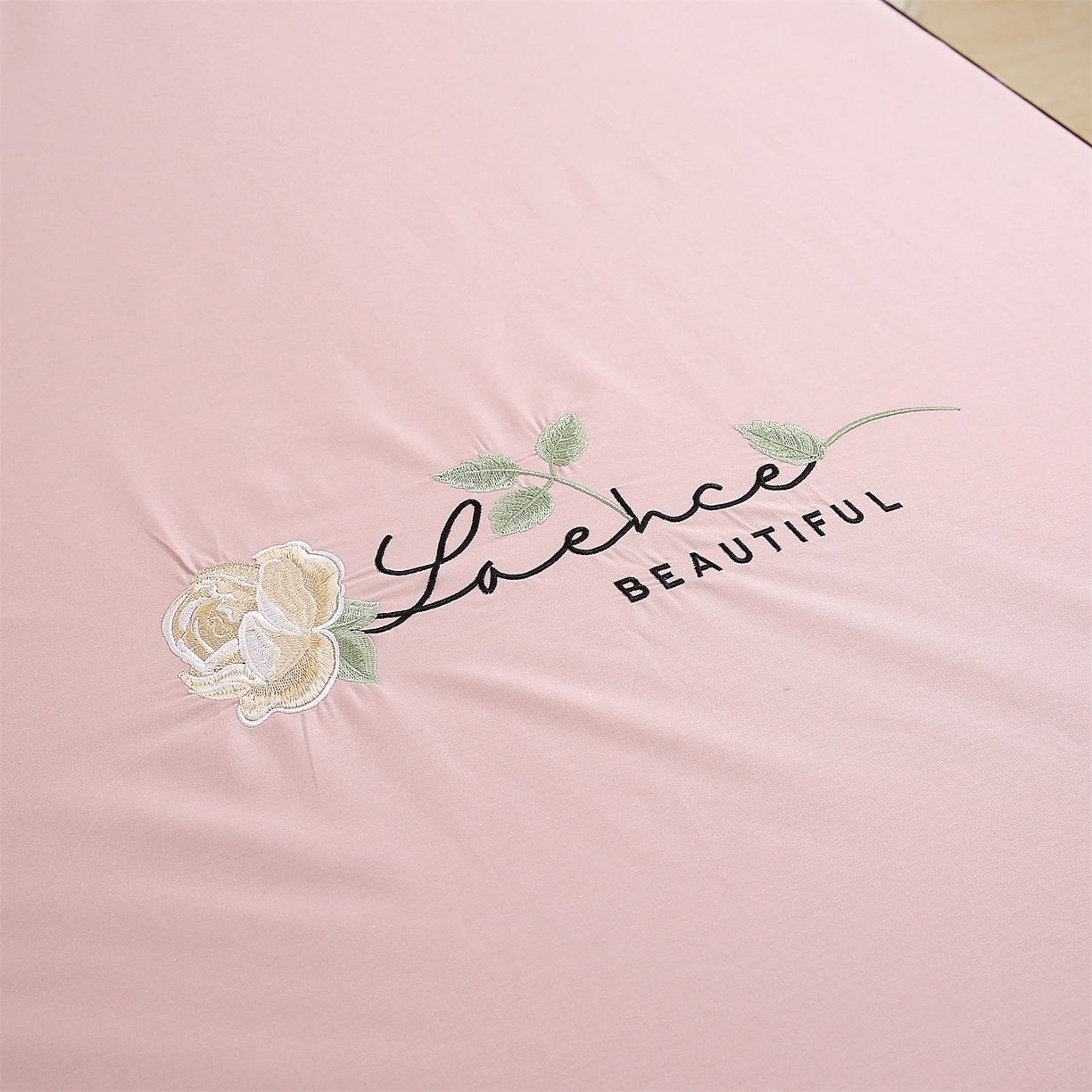 91家纺网 家纺一手货源 找家纺 乐逸家纺 2026新款斜纹全棉100%高支高密40支精美刺绣款单层床笠三件套一见倾心系列 一见倾心-玉