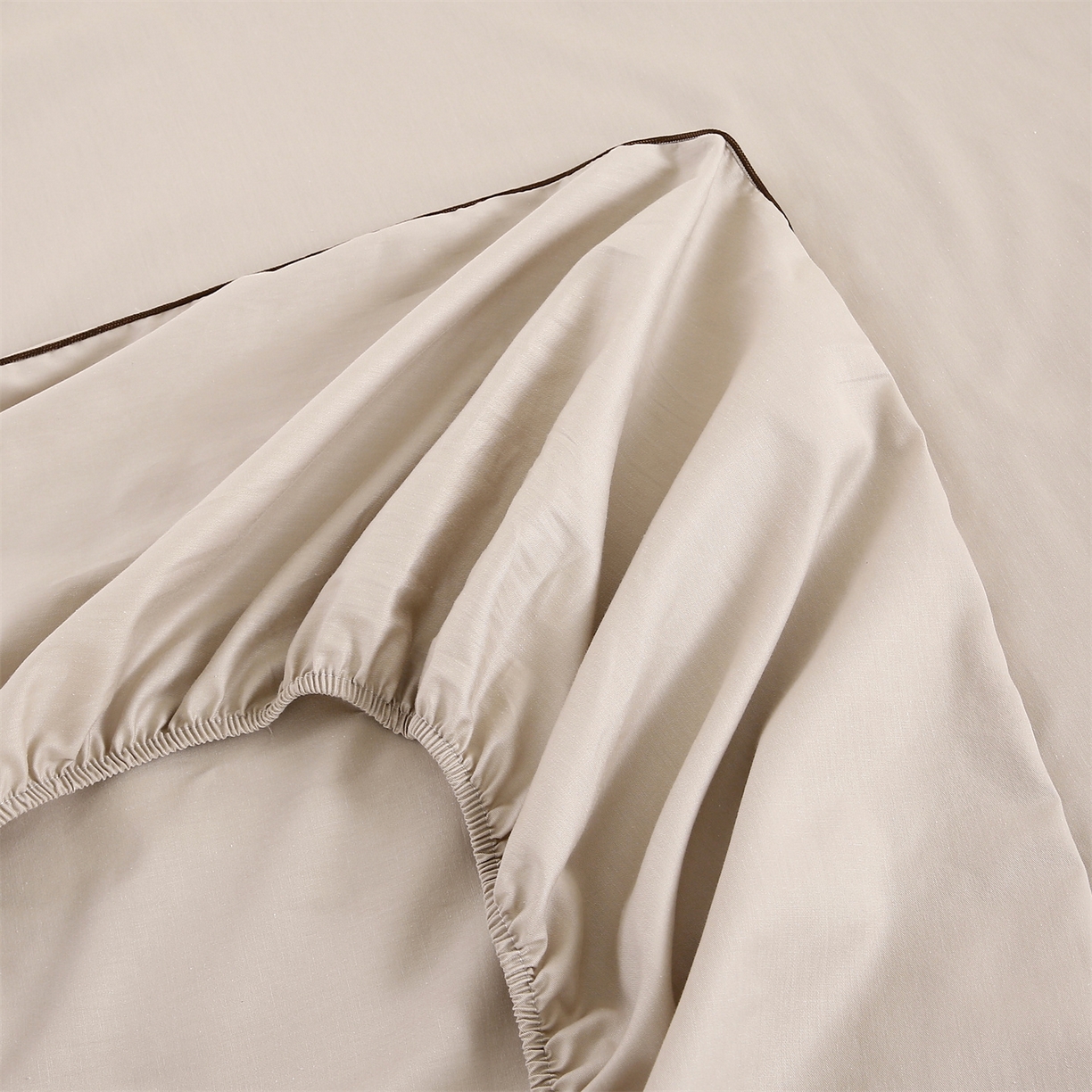 91家纺网 家纺一手货源 找家纺 乐逸家纺 2026新款斜纹全棉100%高支高密40支精美刺绣款单层床笠三件套一见倾心系列 一见倾心-浅驼