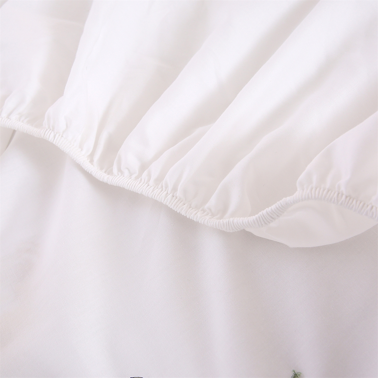 91家纺网 家纺一手货源 找家纺 乐逸家纺 2026新款斜纹全棉100%高支高密40支精美刺绣款单层床笠三件套一见倾心系列 一见倾心-纯白