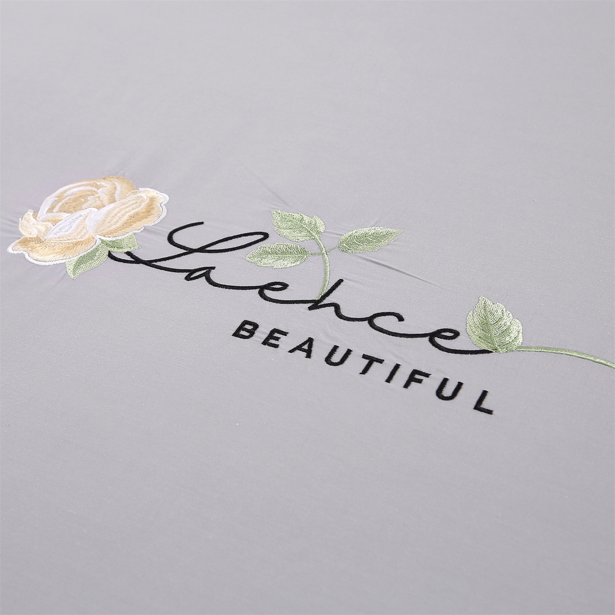 91家纺网 家纺一手货源 找家纺 乐逸家纺 2026新款斜纹全棉100%高支高密40支精美刺绣款单层床笠三件套一见倾心系列 一见倾心-浅灰