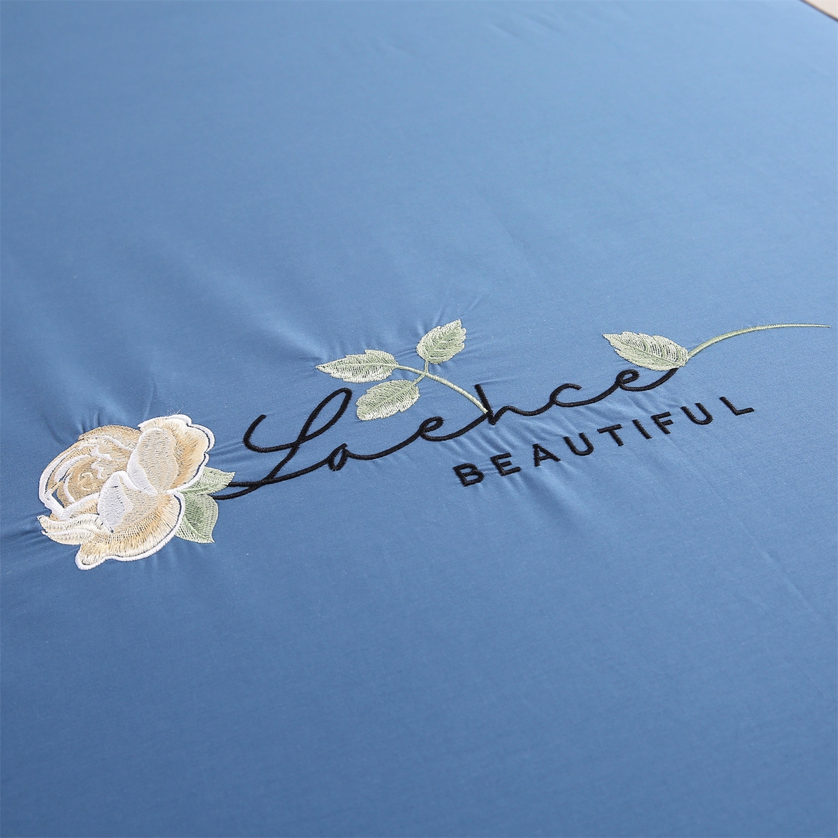 91家纺网 家纺一手货源 找家纺 乐逸家纺 2026新款斜纹全棉100%高支高密40支精美刺绣款单层床笠三件套一见倾心系列 一见倾心-深海蓝